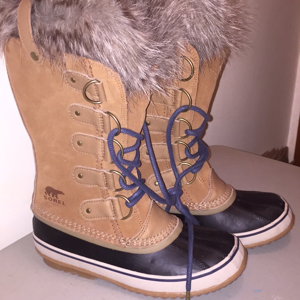 Sorel Tan and Black Lace Up Boots